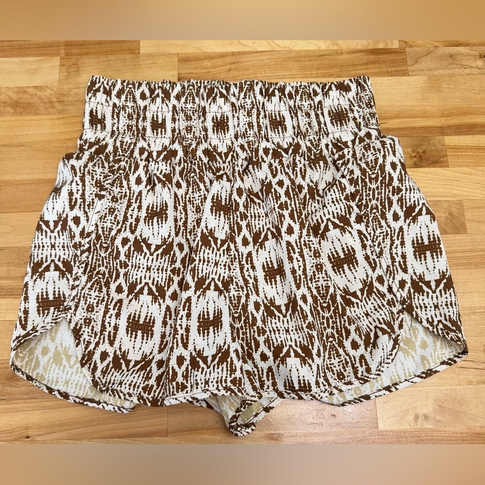 Women’s Brown and White Print Elastic-Waist Athletic Shorts